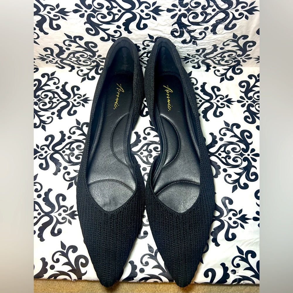 NWOT Arromic Black Flats Shoes
